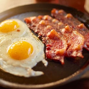 Desayuno de huevos y beicon